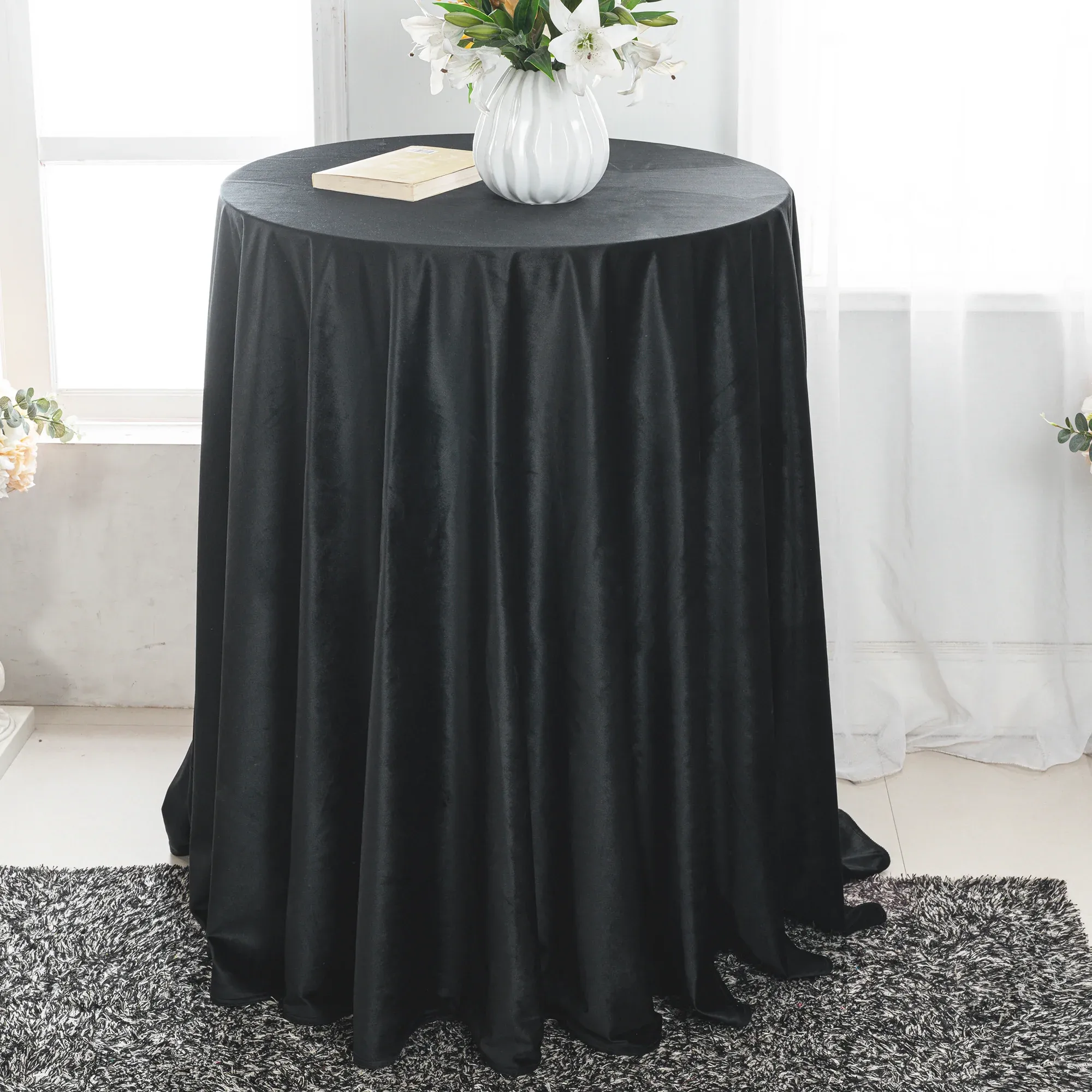 132″ Round Holland Velvet Tablecloth – Black (1pc)