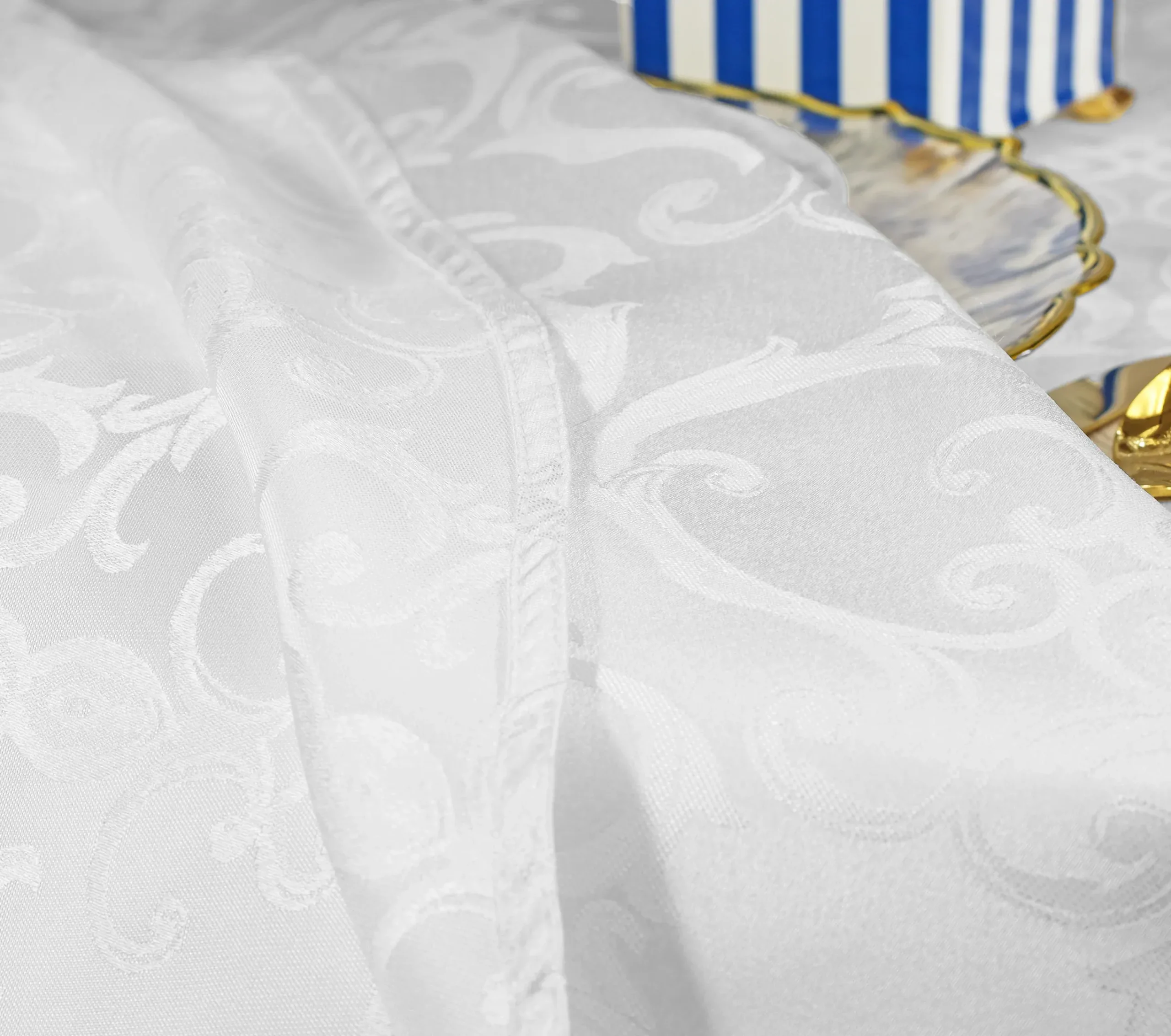 90″x156″ Seamless Rectangular Versailles Chopin Damask Jacquard Polyester (220 GSM) Tablecloth – White (1pc)