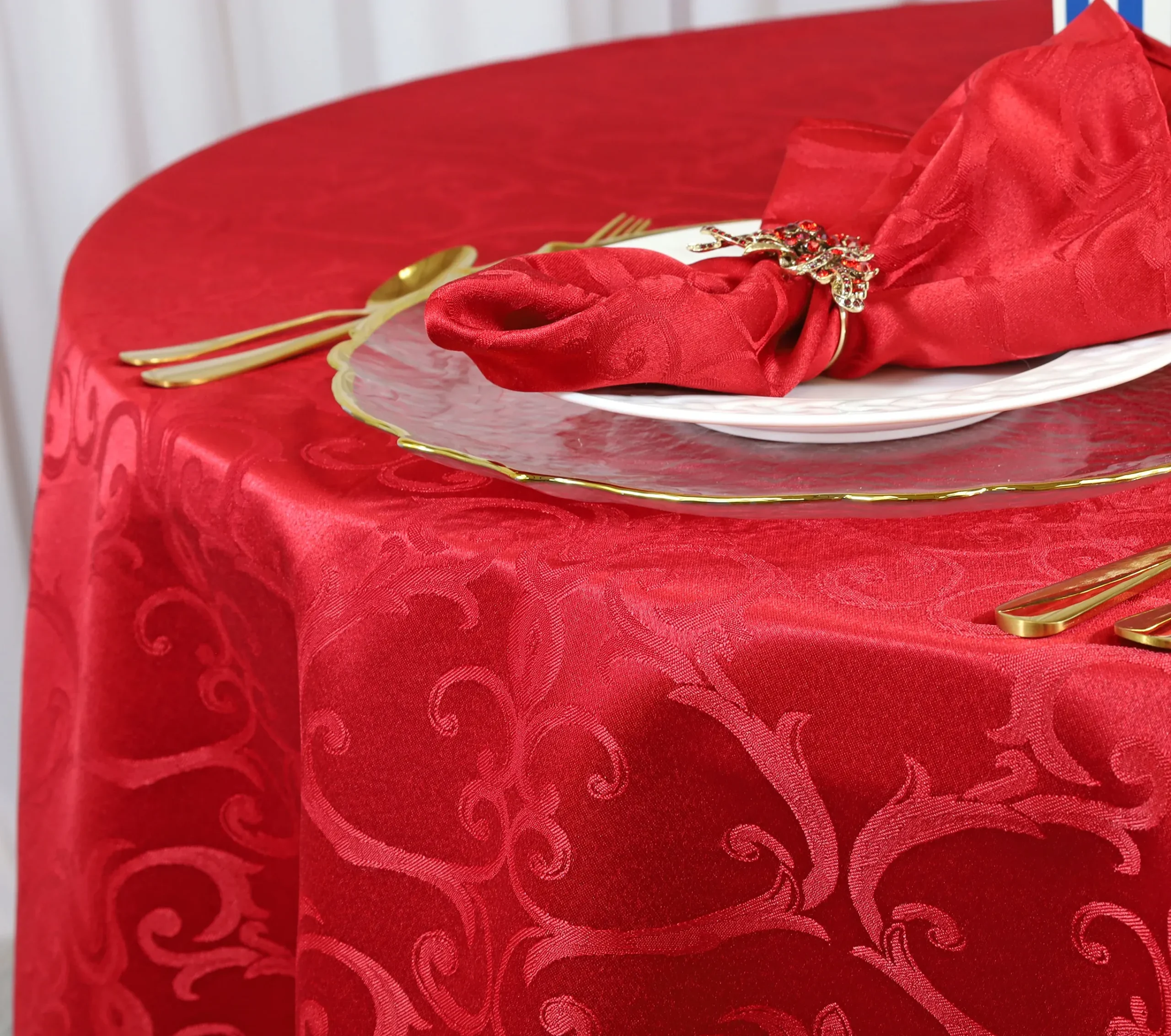 120″ Seamless Round Versailles Chopin Damask Jacquard Polyester (220 GSM) Tablecloth – Apple Red (1pc)