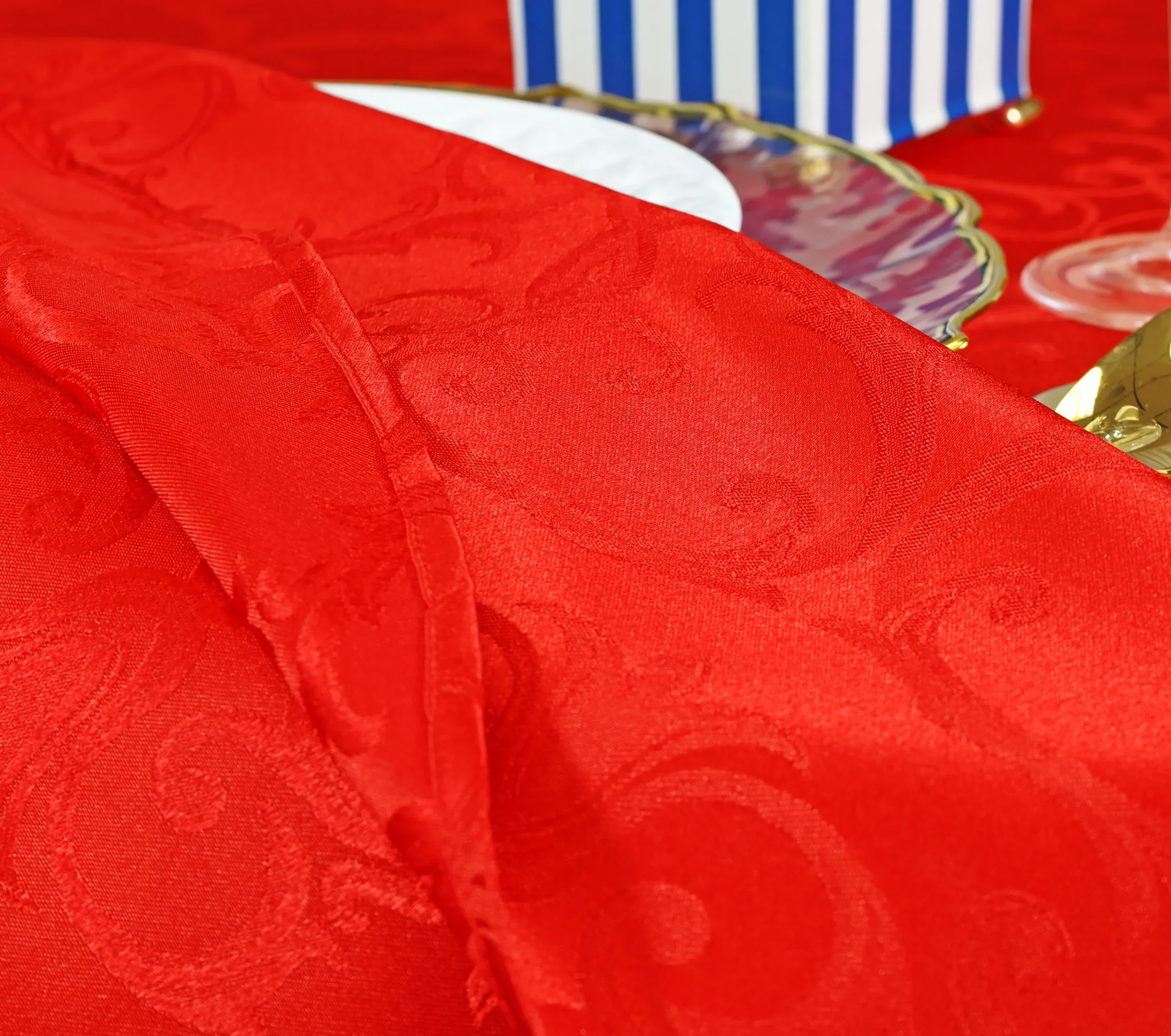 90″x156″ Seamless Rectangular Versailles Chopin Damask Jacquard Polyester (220 GSM) Tablecloth – Red (1pc)